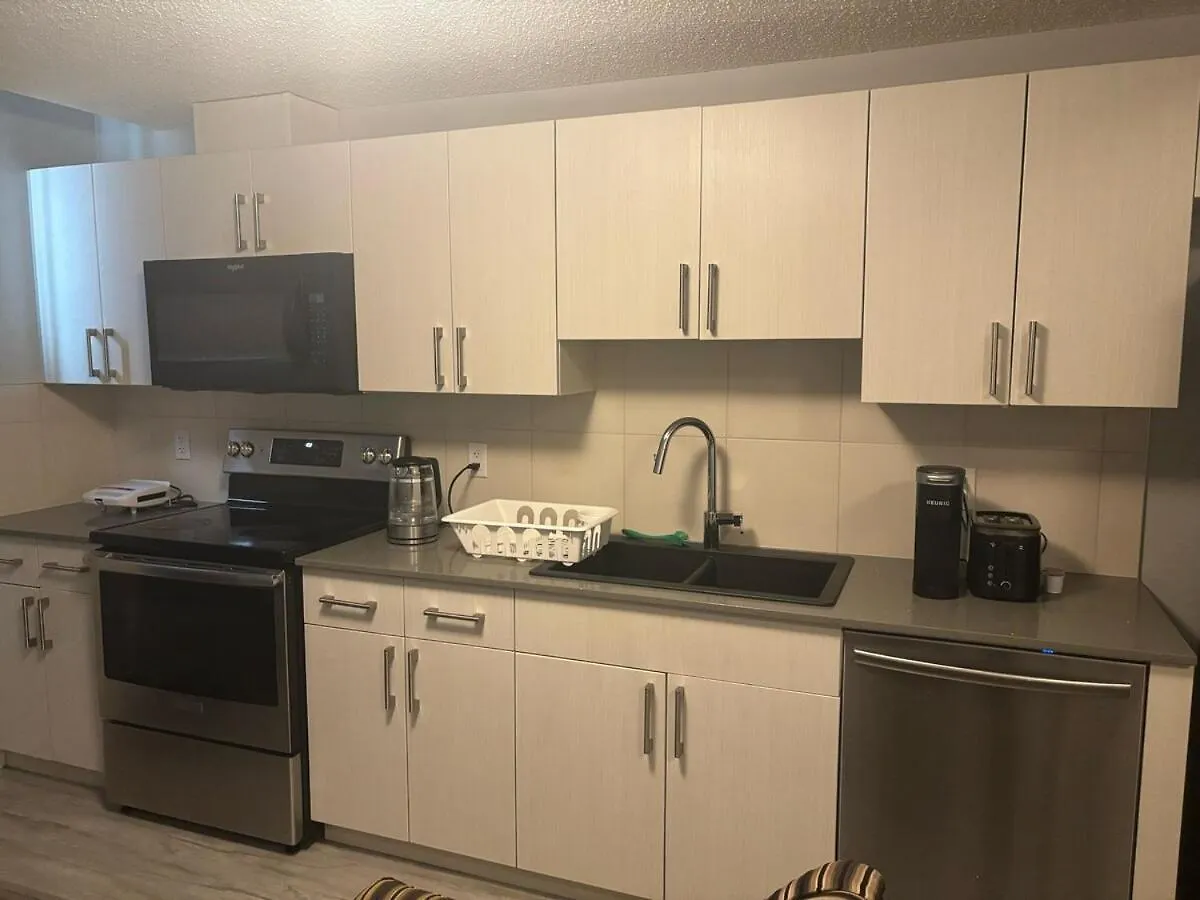 Spacious 2Br Suite - Sw Edmonton Canada