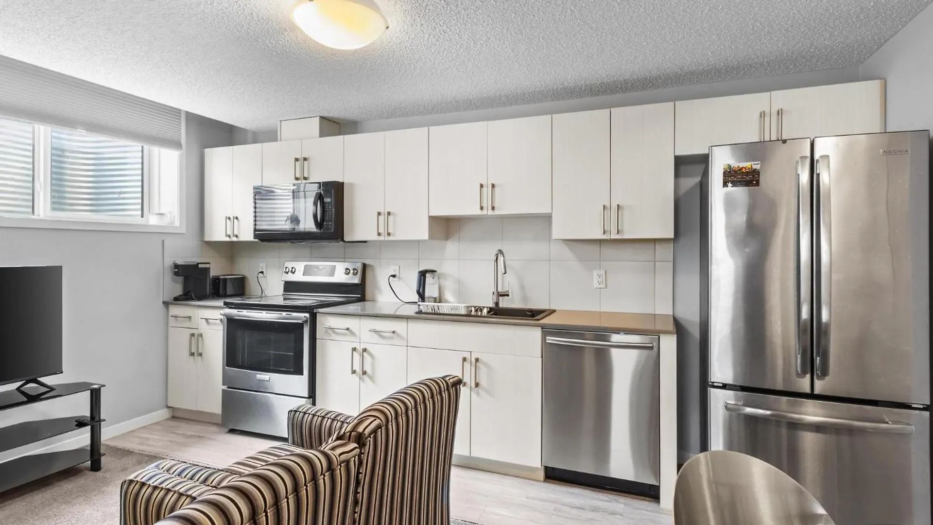 Spacious 2Br Suite - Sw Edmonton Canada